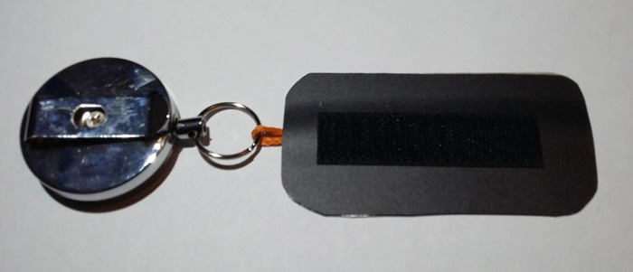 Colocar un trozo de velcro en la parte posterior del espejo.