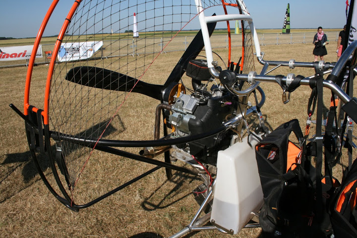 Paratrike con motor de 4 tiempos bicilíndrico.