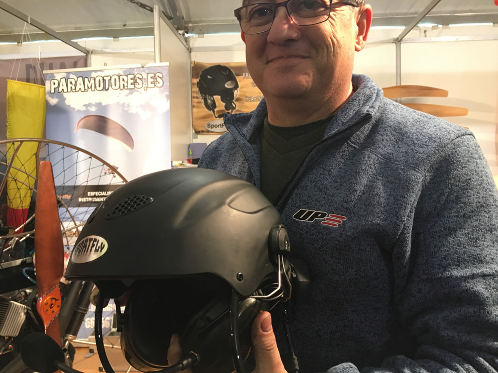 Mario Mendoza con su casco ligero con bluetooth.Paramotores.es
