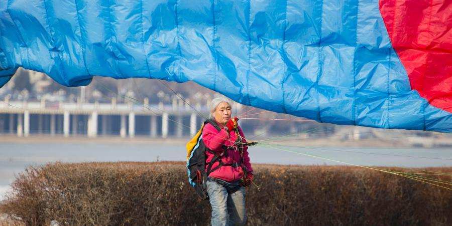 Li Jiaxin, práctica el paramotor a sus 70 años.