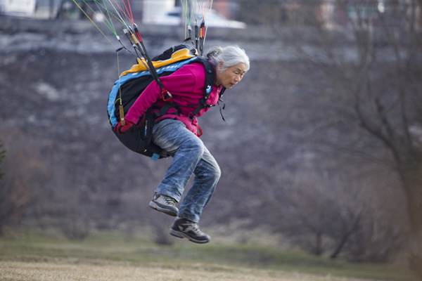 Li Jiaxin, práctica el paramotor a sus 70 años.