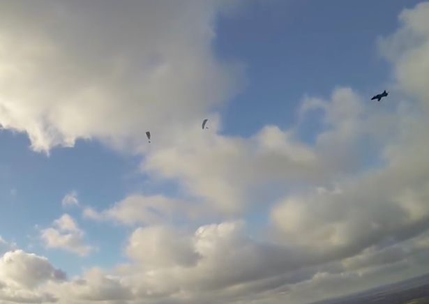 El momento terrorífico de unos parapentes con un avión