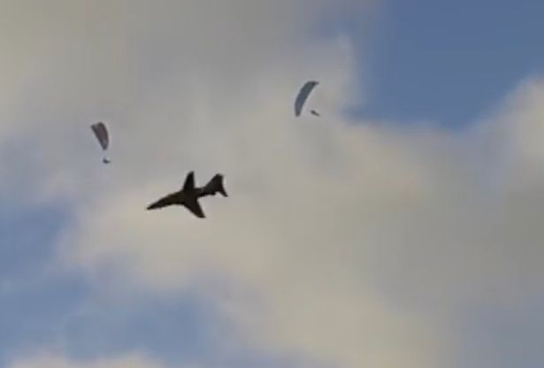 El momento terrorífico de unos parapentes con un avión