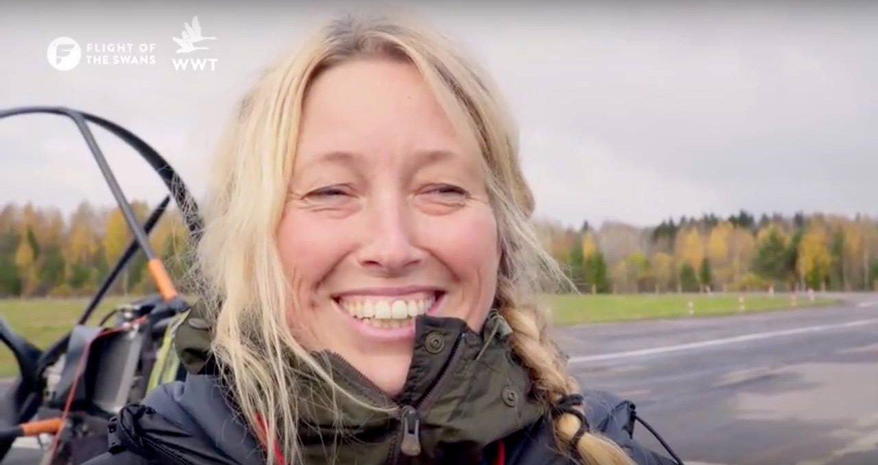 El cisne humano de WWT (Sacha Dench) paramotor.