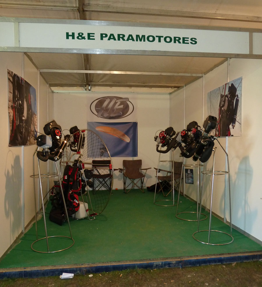 H&E paramotores stand